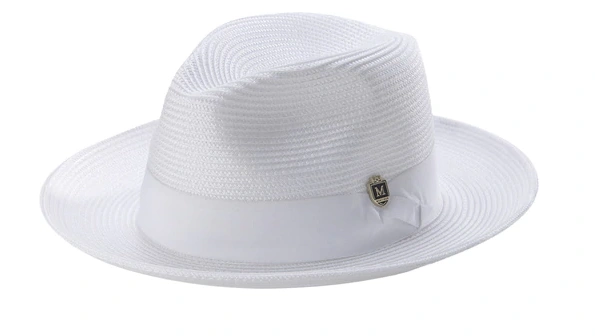 Hvid flethat med bred skygge og matchende grosgrain-bånd, et stilfuldt sommerlook.